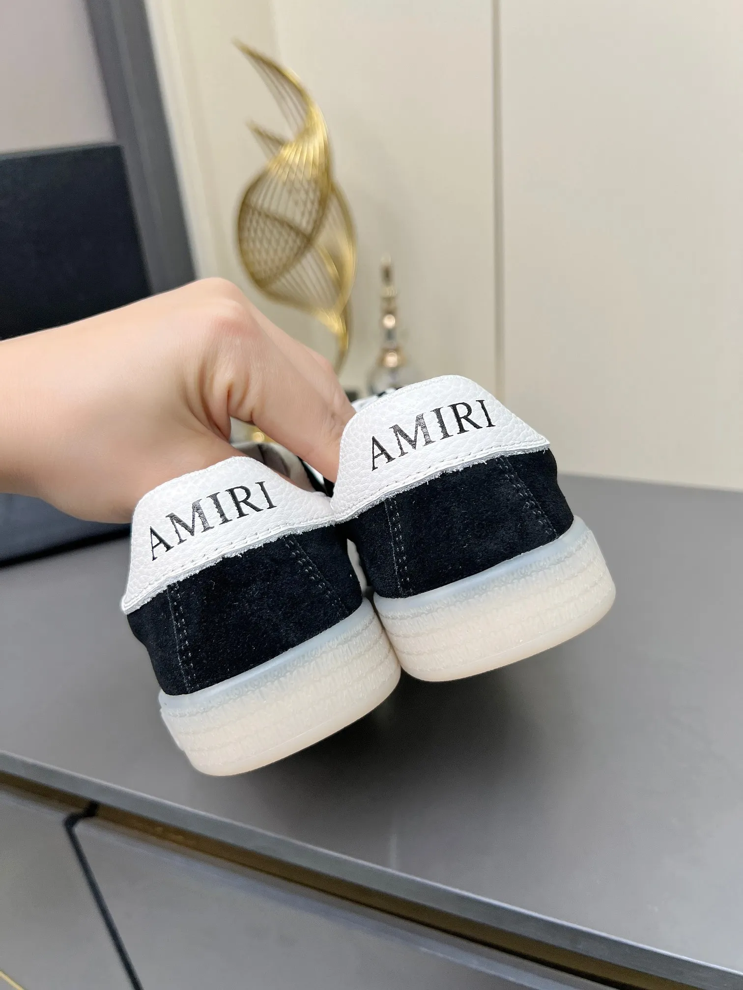 Men's Men's Shoes 💰580 Bone Shoes · AMIRI Skel-Top AMIRI 🔥 launches a new "ThePacific" series of low-top casual sports moral training shoes in the early spring of 2025. This iconic shoe covers men's and women's shoes, drawing inspiration from the brand's classic sports style and elegantly integrating West Coast style. "The Pacific" contrasting five-pointed star series is rooted in Amiri's unique California genes, showing the freedom and leisure atmosphere of the West Coast. This series launches two styles that incorporate the brand's iconic elements: the leather version is made of pure white leather with a same-color sole, and is embellished with star patterns on the side of the shoe, just like the bright starry sky of California. The black and ocean blue colors are shared by men and women, and there is also a red star model exclusive for men and a light pink star model exclusive for women. The suede model is decorated with the brand's classic bone pattern on the side of the shoe. The rubber sole and suede fabric complement each other. The color scheme covers black, chocolate and sand, and is suitable for both men and women. Made of imported cowhide and decorated with bone pieces on the sides of the upper, it is novel and unique and has a good three-dimensional effect! High-density breathable mesh lining + original molded TPU outsole 🙏 Recommended by celebrities, bloggers and internet celebrities, 🚵🏻 an indispensable item for shopping, partying and traveling. One of the most unmissable sneakers in 2025 ✦Color: 10 colors available ✦Size: Women’s size 35--40 ✦Size: Men’s size 39--45